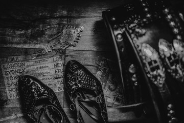 Góralskie elementy męskiego ubioru na deskach © kowal