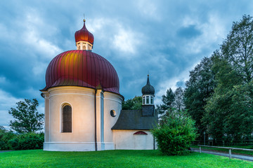 Heuwinklkapelle in Iffeldorf in Oberbayern in der Abendstunde
