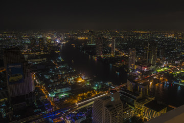 Fototapeta na wymiar Luftaufnahme von Bangkok mit Blick auf den Chao Phraya Fluss bei Nacht aufgenommen im November 2013