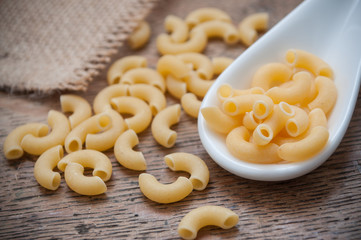 coquillettes sur table en bois