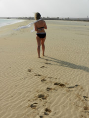 Frau nachdenklich am Strand