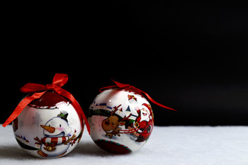 Palle di Natale decorative su sfondo nero