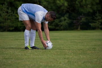 Obraz premium Football player ready to kick the soccer ball