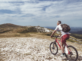 Fototapeta premium man riding the bike in the mountains