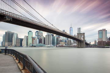 New York - Manhattan Skyline und Brooklyn Bridge sunset