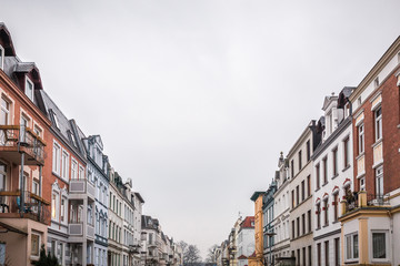 Straßenzug mit alten Reihenhäusern in Lübeck