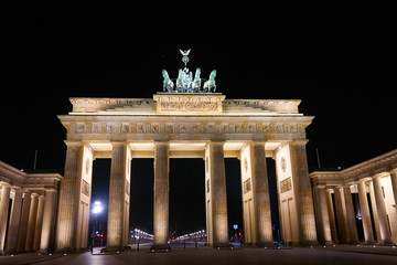Obraz premium Brandenburger Tor (Brandenburg Gate) panorama, famous landmark in Berlin Germany at night