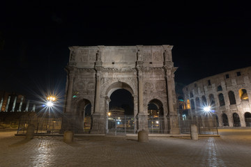 Naklejka premium Koloseum w Rzymie w nocy. Włochy