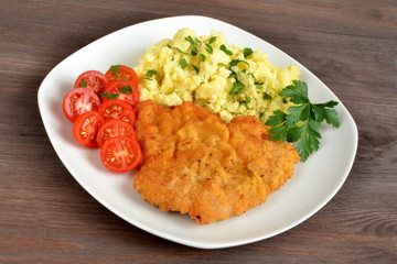 kotlet schabowy z ziemniakami i pomidorem