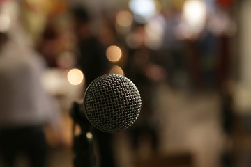 nahaufnahme eines Mikrophones bei einer Hochzeitsfeier
