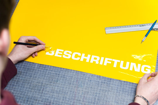 Werbetechniker engittert Klebefolie