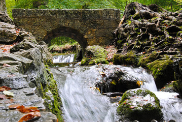 Brücke aus Stein im Schwarzwald