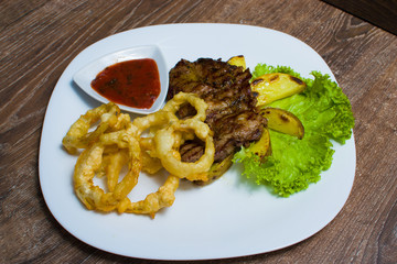 steak with onion rings and sauce