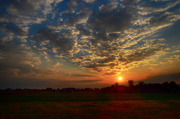 Obraz premium The sky and sunset with the field