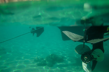 Motor von Motorboot unter Wasser