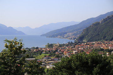 Fototapeta premium Dongo, Gemeinde Gravedona am Comer See in Italien, Seeblick