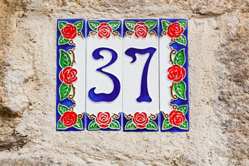 Numéro trente-sept sur plaque de maison, 