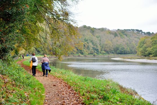 Deux randonneuses sur le chemin de halage du L&eacute;ger &agrave; Lannion en Bretagne