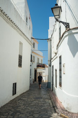 Fototapeta premium Tourist in den Gassen von Tarifa in Spanien