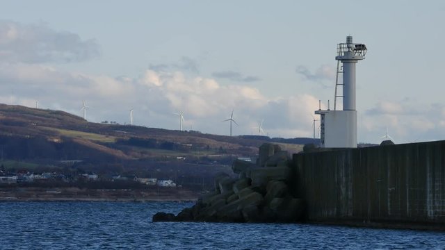 白い灯台と遠くの風車