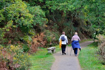 deux randonneuses qui marchent sur les rives du Léguer