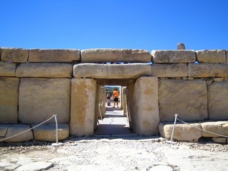 Trilithon à l'entrée du temple mégalithique d'Hagar Qim à Malte