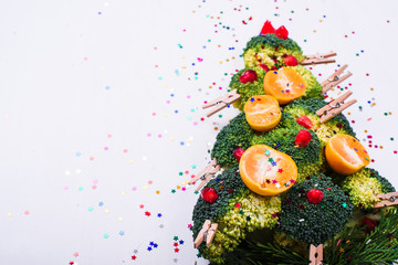 Fototapeta na wymiar Christmas tree made of vegetables