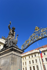 Fototapeta na wymiar Eingang zur Prager Burg 