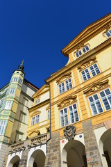 Fototapeta na wymiar Historische Gebäude am Kleinseitener Ring – Malostranske náměstí Prag