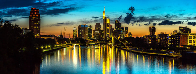 Naklejka premium Frankfurt nad Menem podczas zachodu słońca