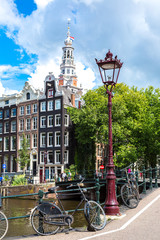 Fototapeta premium Kanały i łodzie w Amsterdamie, Holandia, Holandia.