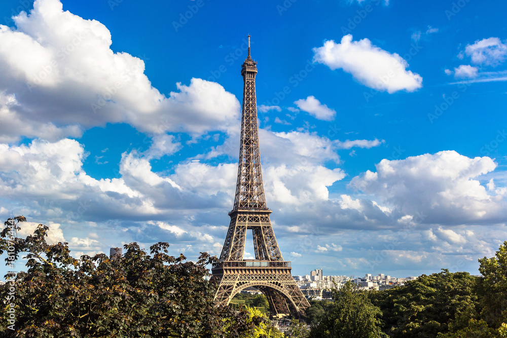 Wall mural eiffel tower in paris, france