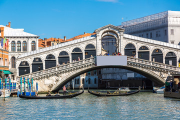 Fototapeta na wymiar Gondola at the Rialto bridge in Venice