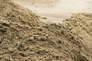 Aufgeschütteter Sand einer Baustelle