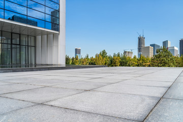 Fototapeta premium empty brick floor with cityscape and skyline.
