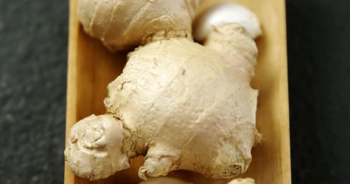 Ginger and garlic in tray 
