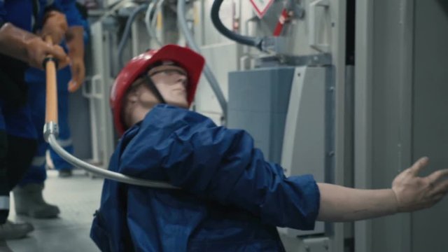 Workers learn to act properly if their partner is struck by an electric shock and the person has lost consciousness.