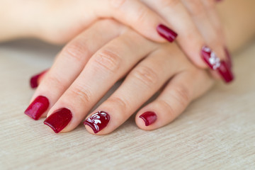 Obraz na płótnie Canvas Elegant red manicure for woman