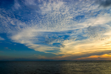 Fototapeta na wymiar White cloud over the lake with blue sky.
