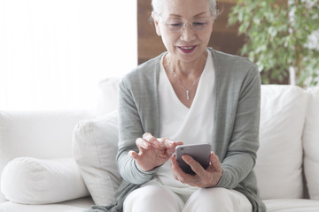An old lady who uses smartphones