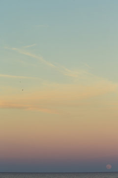 Romantischer Sonnenuntergang, Mond brennt am bunten Himmel