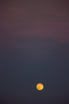 Romantischer Sonnenuntergang, Mond brennt am bunten Himmel