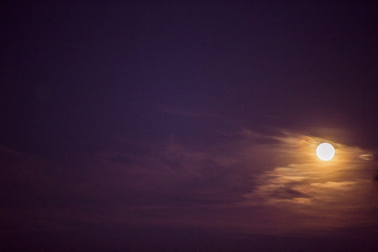 Romantischer Sonnenuntergang, Mond brennt am bunten Himmel
