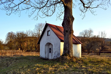 Fototapeta premium Old small chapel under tree, Blechnarka, Beskid Niski, Poland