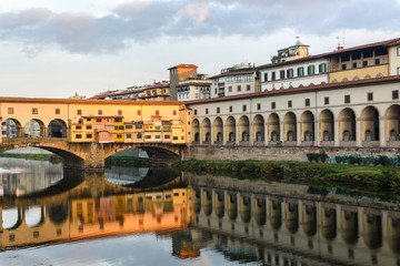 Fototapeta na wymiar Vasari corridor and Ponte Vecchio over the Arno River, florence