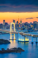 Tokio. Stadtbild von Tokio, Japan mit Rainbow Bridge während des Sonnenuntergangs.