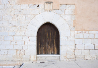 Fototapeta na wymiar Puerta de madera antigua
