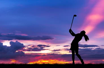 Foto auf Acrylglas Golf Silhouette Golfer, der während des schönen Sonnenuntergangs Golf spielt