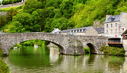 Dinan. Le pont sur la Rance dans la ville basse. Côtes d'Armor. Bretagne © guitou60