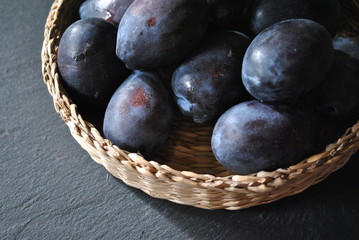 Śliwki w koszyku
